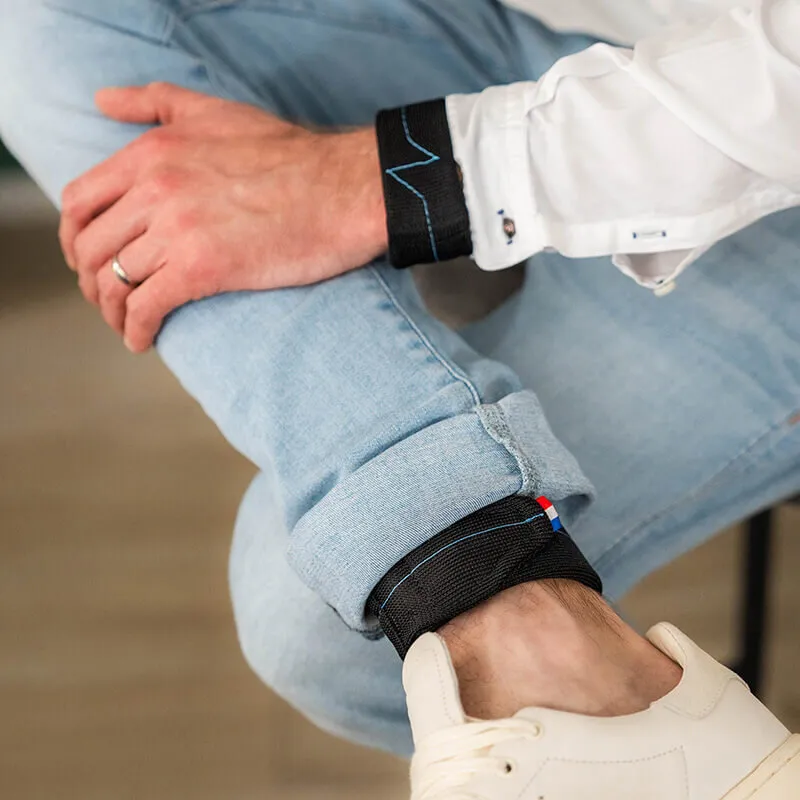 Kräftigung im Büro auf dem Stuhl sitzend - diskretes Muskeltraining für die Arbeit - Übungen mit Gewichtsmanschette