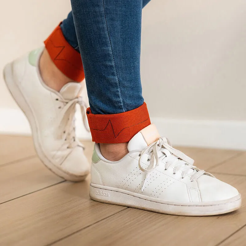 diskretes Sportzubehör - KGewichtsmanschetten an den Füsse in Orange - Sport im Büro - Gymnastik auf dem Stuhl für Senioren