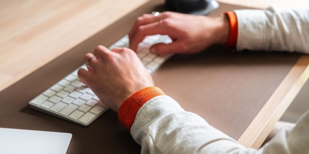 gewichtsmanschetten-fuer-sport-am-schreibtisch