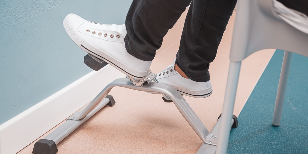 mini-hometrainer-fahrrad-fahren-am-schreibtisch