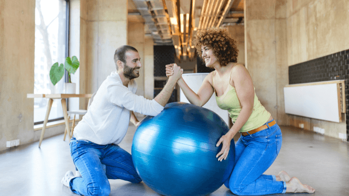 gymnastikball-sport-am-schreibtisch-uebungen-im-sitzen
