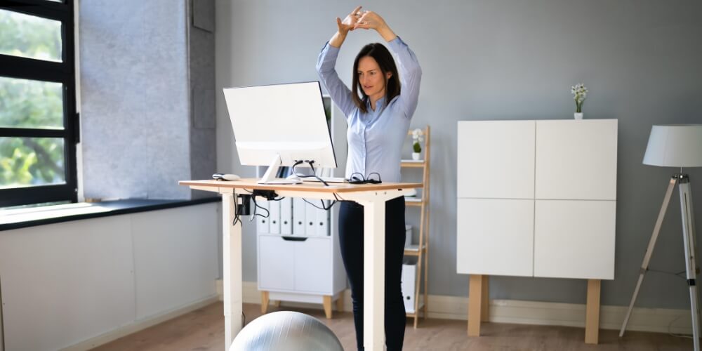 fitness-zubehoere-am-scheibtisch-sport-bei-der-arbeit