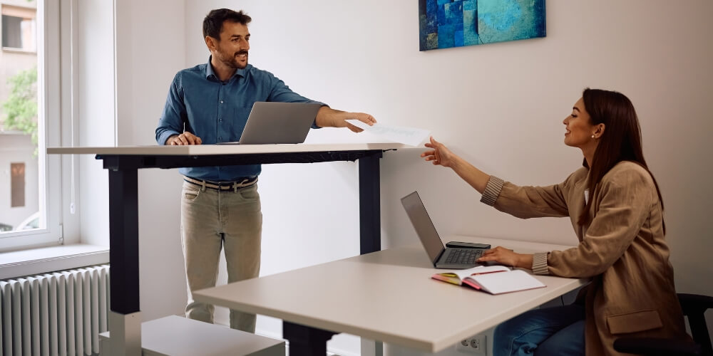 sitz-stand-schreibtisch-bewegung-am-arbeitsplatz