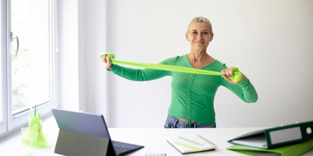 theraband-uebung-im-sitzen