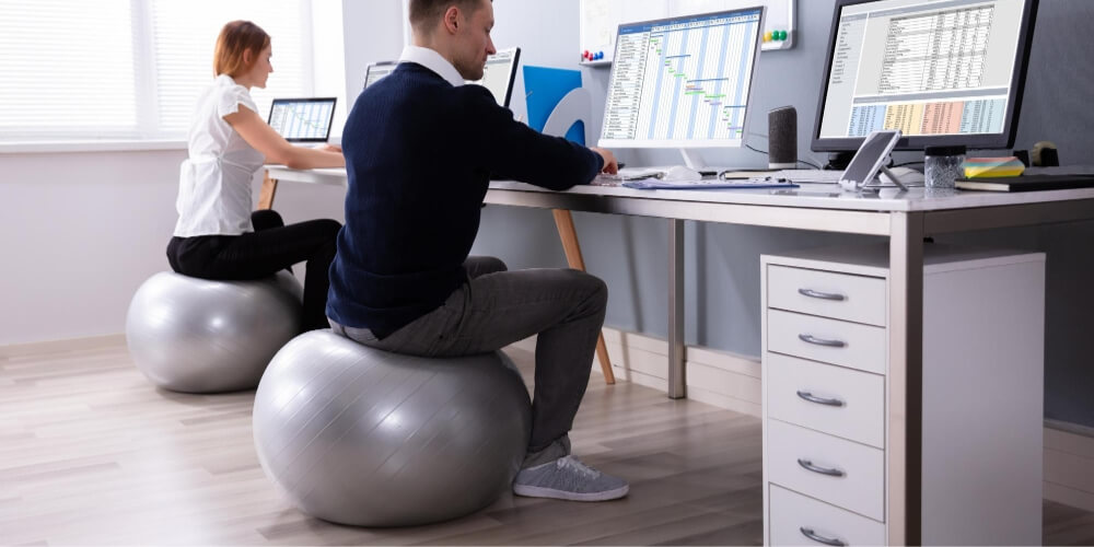 gymnastik-ball-aktiv-im-sitzen