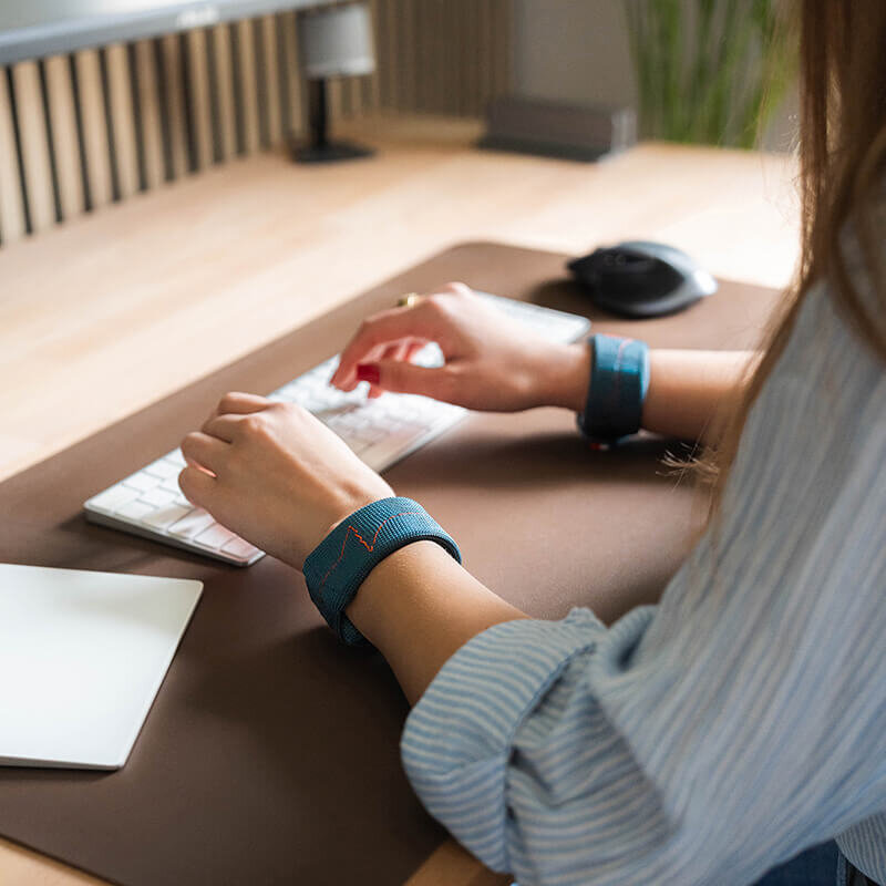 gewichtsmanschetten-fuer-sport-bei-der-arbeit